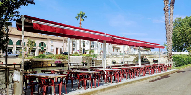 La Crémade Villeneuve-lès-Béziers • Tables en terrasse au bord du Canal du Midi (® la crémade)