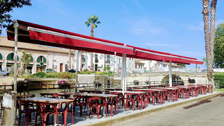 La Crémade Villeneuve-lès-Béziers • Tables en terrasse au bord du Canal du Midi (® la crémade)
