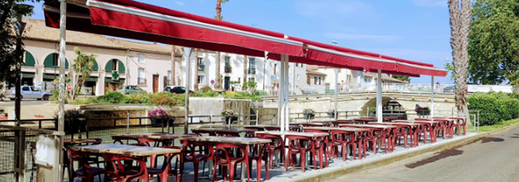 La Crémade à Villeneuve-lès-Béziers • Tables en terrasse au bord du Canal du Midi (® cremade)