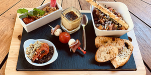 Le restaurant Les Marronniers à Lamalou-les-Bains propose des tapas maison à déguster en terrasse avec les beaux jours. Le restaurant Les Marronniers à Lamalou-les-Bains propose des tapas maison à déguster en terrasse avec les beaux jours.