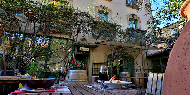 Les Marronniers Pézenas et ses tables en terrasse ( ® SAAM-fabrice CHORT)