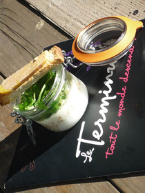 Le restaurant le Terminus à Cruzy propose sa recette de l'oeuf cocotte aux cèpes et mougnette de foie gras. Le restaurant le Terminus à Cruzy propose sa recette de l'oeuf cocotte aux cèpes et mougnette de foie gras.