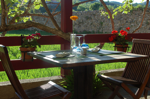 Auberge de l’Abbaye à Villemagne l'Argentière • restaurant fait maison et ses tables en terrasse (® auberge de l'abbaye)