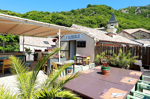 Auberge de Mauroul est un restaurant avec une cuisine fait maison à base de produits frais dans le village de Saint Julien d'Olargues avec une terrasse panoramique.(® fSAAM fabrice Chort)