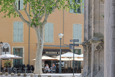 Brasserie du Palais Béziers et ses tables en terrasse ( ® SAAM-fabrice CHORT)