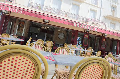 Brasserie Le Victor Béziers est un bar-restaurant en centre-ville qui propose une cuisine fait maison et des tables en terrasse.(®SAAM fabrice Chort)