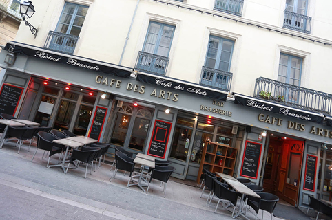 Le Café des Arts à Béziers est un bar-restaurant qui propose une cuisine fait maison en centre-ville avec des tables en terrasse.(® fSAAM-fabrice Chort)