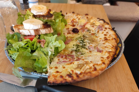 La Cremade Villeneuve les Béziers : pizzeria, restaurant au bord du canal du Midi avec des pizzas au feu de bois (® facebook la cremade)