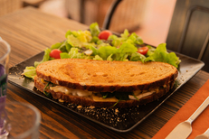 Le Jardin Pézenas est un restaurant de cuisine fait maison avec des tables en terrasse ( ® le Jardin)