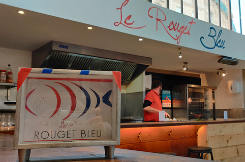 Le Rouget bleu Béziers propose des plateaux de coquillages et des poissons ainsi que des plats traditionnels aux Halles de Béziers.(® facebook rouget bleu)