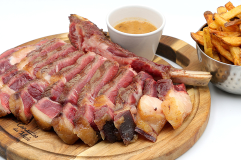 Les Canailles du Midi Villeneuve les Béziers • Restaurant de viandes, Boucherie et Traiteur . Ici une côte de boeuf (® SAAM - fabrice CHORT)