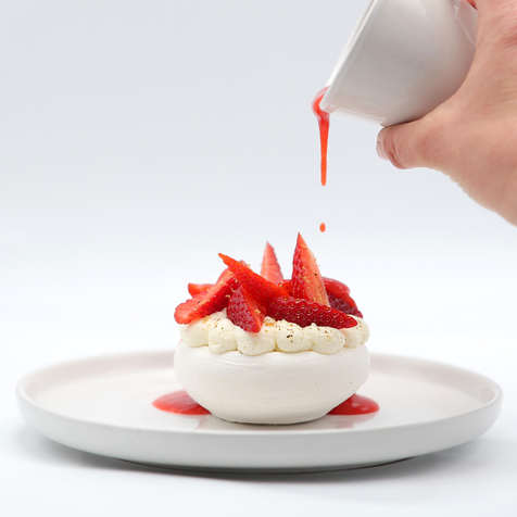 Pavlova aux fraises - Restaurant Les Canailles du Midi à Villeneuve-les-Béziers