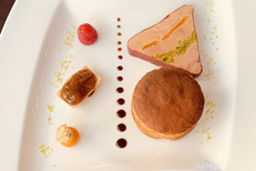 Restaurant Valros L'Asparagus qui propose une carte traditionnelle avec une cuisine fait maison. Ici un superbe foie gras marbré