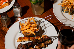 La Table des Secrets Perpignan • Restaurant immersif Magie • Brochettes ©photo Justine Berenguel